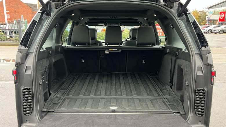 Land Rover Discovery 3.0 D300 R-Dynamic SE 5dr Auto Diesel Station Wagon